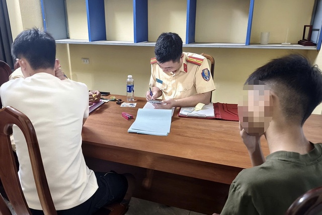 Công an Hà Tĩnh mở cao điểm xử lý thanh thiếu niên lạng lách, đánh võng, đăng tải clip để câu view- Ảnh 2. Công an Hà Tĩnh mở cao điểm xử lý thanh thiếu niên lạng lách, đánh võng, đăng tải clip để câu view- Ảnh 2.