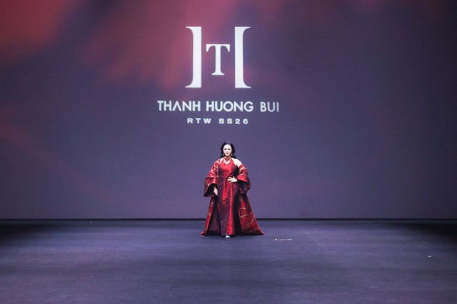 Thanh Hương Bùi đưa thời trang Việt tỏa sáng trên sàn diễn Tuần lễ Thời trang Thượng Hải - Ảnh 1.