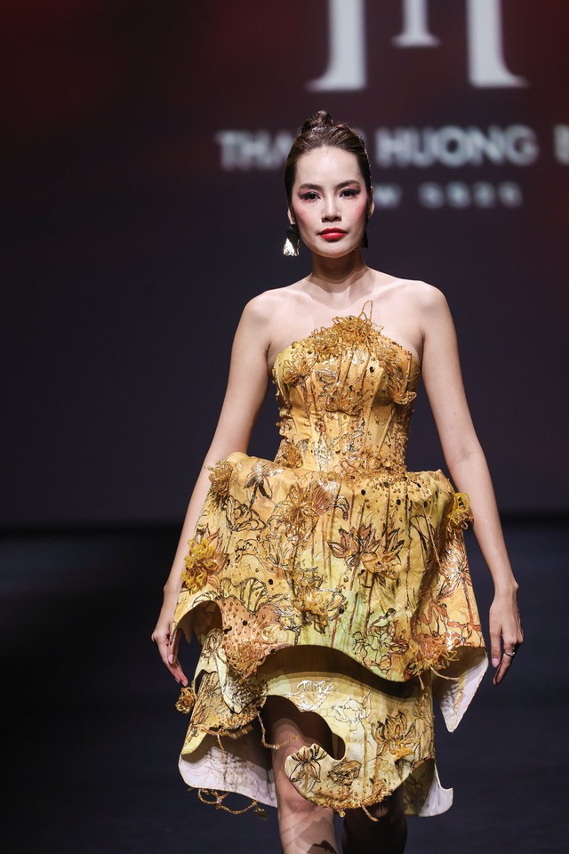 Thanh Hương Bùi đưa thời trang Việt tỏa sáng trên sàn diễn Tuần lễ Thời trang Thượng Hải - Ảnh 2.