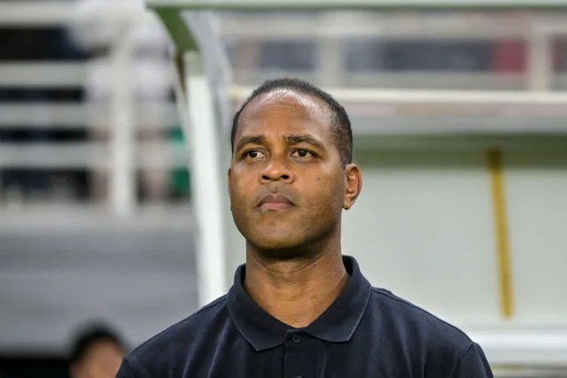 HLV Patrick Kluivert chấm dứt hợp đồng sớm với Indonesia - Ảnh 1. HLV Patrick Kluivert chấm dứt hợp đồng sớm với Indonesia - Ảnh 1.