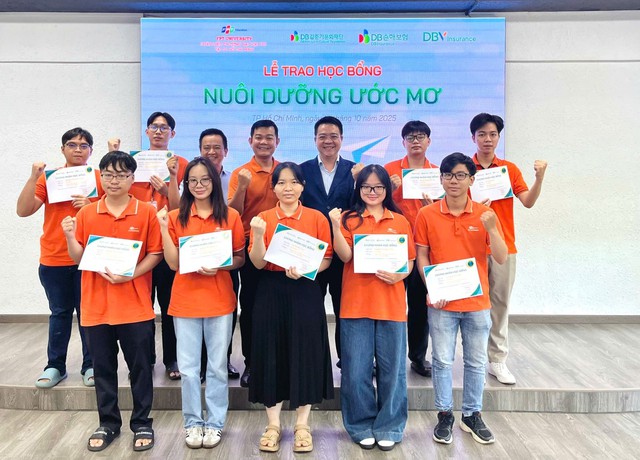 Quỹ Văn hóa DB Kim Jun Ki trao tặng học bổng cho học sinh hoàn cảnh khó khăn Trường Đại học FPT tại Tp.HCM- Ảnh 1. Quỹ Văn hóa DB Kim Jun Ki trao tặng học bổng cho học sinh hoàn cảnh khó khăn Trường Đại học FPT tại Tp.HCM- Ảnh 1.
