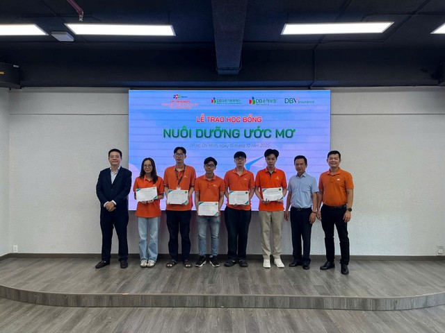 Quỹ Văn hóa DB Kim Jun Ki trao tặng học bổng cho học sinh hoàn cảnh khó khăn Trường Đại học FPT tại Tp.HCM- Ảnh 3. Quỹ Văn hóa DB Kim Jun Ki trao tặng học bổng cho học sinh hoàn cảnh khó khăn Trường Đại học FPT tại Tp.HCM- Ảnh 3.