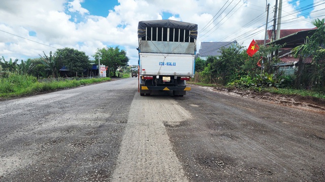 Ổ gà chi chít trên Quốc lộ 14: Bao giờ chấm dứt cảnh “vá đâu hư đó”?- Ảnh 8. Ổ gà chi chít trên Quốc lộ 14: Bao giờ chấm dứt cảnh “vá đâu hư đó”?- Ảnh 8.