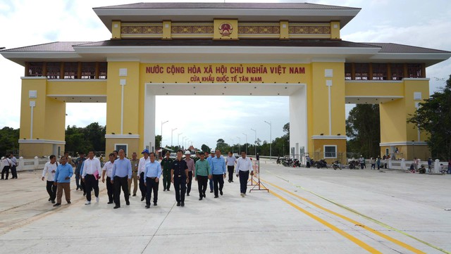 Phát triển kinh tế cửa khẩu - “Chìa khóa” mở không gian tăng trưởng cho Tây Ninh- Ảnh 1. Phát triển kinh tế cửa khẩu - “Chìa khóa” mở không gian tăng trưởng cho Tây Ninh- Ảnh 1.