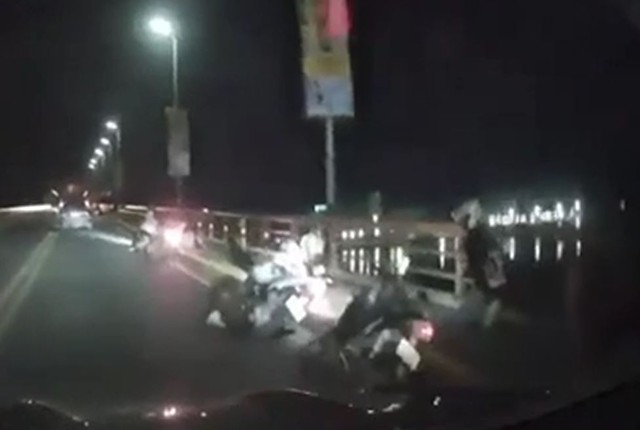 Cầu rung lắc dữ dội trong trận động đất, người dân sợ hãi ôm chặt lan can - Ảnh 1.
