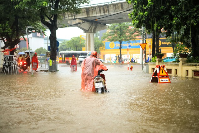 Sau khi lội nước ngập do mưa bão, khi về nhà cần làm luôn những việc này để bảo vệ sức khỏe - Ảnh 1.