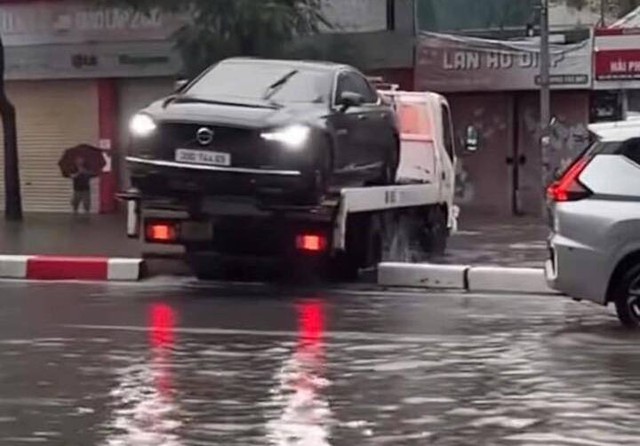 Tài xế xe cứu hộ "trèo" qua dải phân cách ngày mưa ngập bị phạt 5 triệu đồng- Ảnh 1.