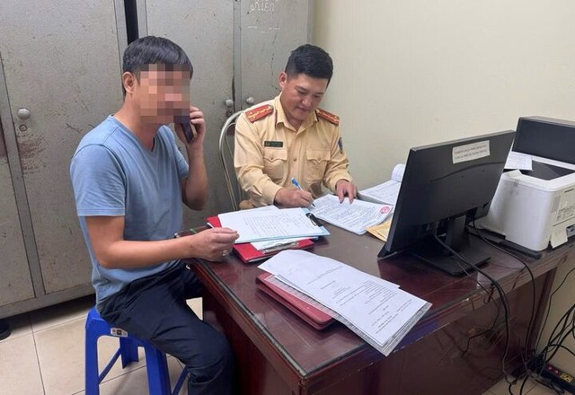 Tài xế xe cứu hộ "trèo" qua dải phân cách ngày mưa ngập bị phạt 5 triệu đồng- Ảnh 2.