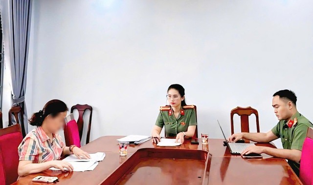 Lợi nhỏ, rủi ro lớn khi mua bán USD ở tiệm vàng- Ảnh 1. Lợi nhỏ, rủi ro lớn khi mua bán USD ở tiệm vàng- Ảnh 1.