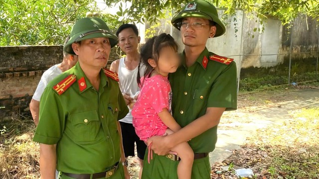 Nghẹt thở giải cứu bé gái 4 tuổi bị bố treo lên trần nhà ở Bắc Ninh - Ảnh 1.