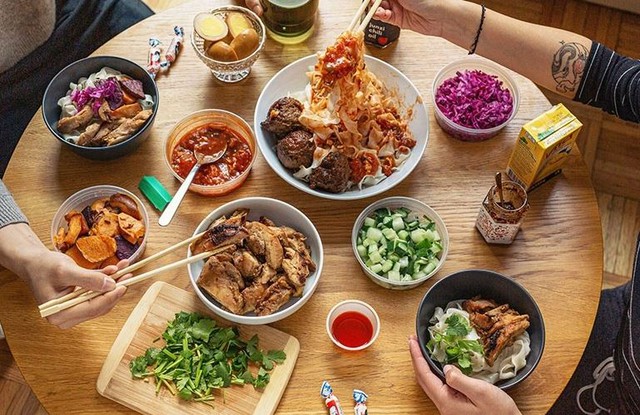 Người đàn ông 60 tuổi đột ngột tử vong sau bữa trưa vì thói quen tưởng vô hại - Ảnh 1.