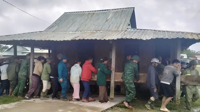 Người dân miền núi Đà Nẵng rời làng trong đêm, căng mình phòng chống bão lũ sạt lở- Ảnh 4. Người dân miền núi Đà Nẵng rời làng trong đêm, căng mình phòng chống bão lũ sạt lở- Ảnh 4.