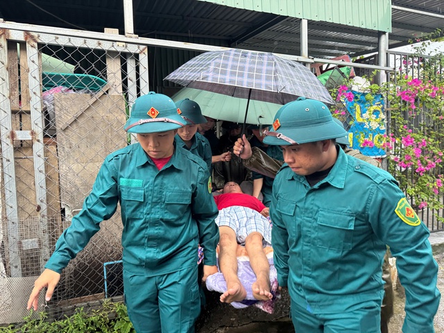 Người dân Đà Nẵng thấp thỏm lo bão lũ, chỉ mong "trời bớt dữ”- Ảnh 3. Người dân Đà Nẵng thấp thỏm lo bão lũ, chỉ mong "trời bớt dữ”- Ảnh 3.