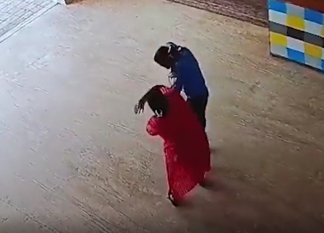 Người phụ nữ túm cổ áo, vô cớ tát nhân viên bảo vệ tòa nhà- Ảnh 1. Người phụ nữ túm cổ áo, vô cớ tát nhân viên bảo vệ tòa nhà- Ảnh 1.