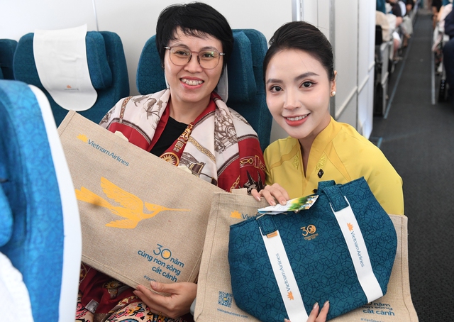 "Bay nhẹ tới Hà Nội": Kết nối vẻ đẹp mùa thu Thủ đô với thông điệp xanh cùng Vietnam Airlines- Ảnh 5. "Bay nhẹ tới Hà Nội": Kết nối vẻ đẹp mùa thu Thủ đô với thông điệp xanh cùng Vietnam Airlines- Ảnh 5.