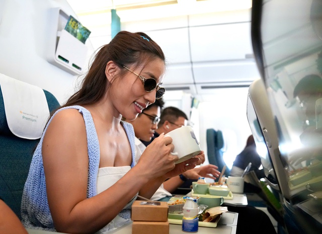 "Bay nhẹ tới Hà Nội": Kết nối vẻ đẹp mùa thu Thủ đô với thông điệp xanh cùng Vietnam Airlines- Ảnh 4. "Bay nhẹ tới Hà Nội": Kết nối vẻ đẹp mùa thu Thủ đô với thông điệp xanh cùng Vietnam Airlines- Ảnh 4.