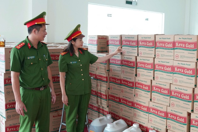 Bắt tạm giam giám đốc công ty sản xuất, buôn bán dầu ăn giả- Ảnh 1. Bắt tạm giam giám đốc công ty sản xuất, buôn bán dầu ăn giả- Ảnh 1.