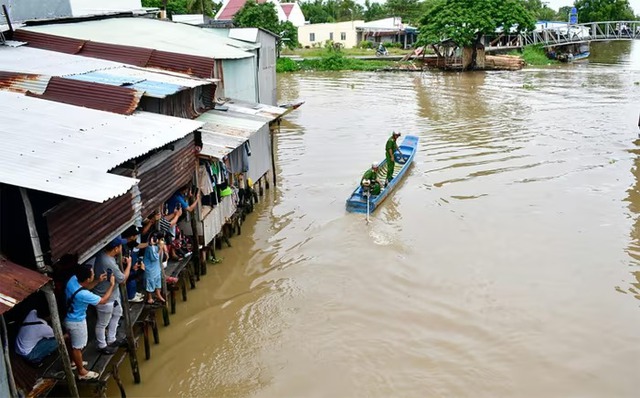 Tìm thấy thi thể bé trai 4 tháng tuổi rơi xuống kênh ở An Giang- Ảnh 1. Tìm thấy thi thể bé trai 4 tháng tuổi rơi xuống kênh ở An Giang- Ảnh 1.