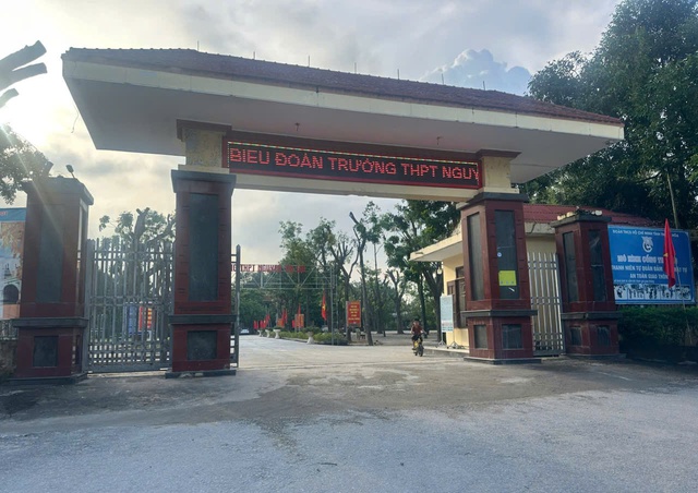 Hiệu trưởng lên tiếng vụ học sinh thi trượt được "ưu ái" vào lớp 10 ở Thanh Hóa- Ảnh 1. Hiệu trưởng lên tiếng vụ học sinh thi trượt được "ưu ái" vào lớp 10 ở Thanh Hóa- Ảnh 1.