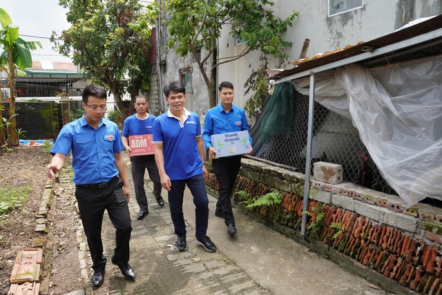 Hàng trăm nghìn sản phẩm dinh dưỡng Vinamilk được trao tặng cho bà con vùng bão lũ - Ảnh 8.