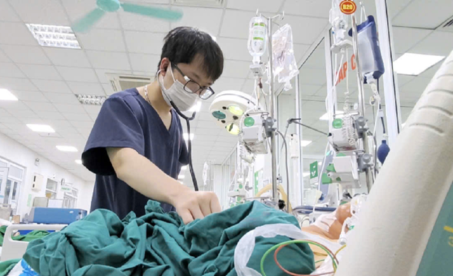 Bản tin 23/10: 3 người đàn ông nguy kịch, nôn ra máu sau khi dọn đồ trong mưa lũ- Ảnh 1. Bản tin 23/10: 3 người đàn ông nguy kịch, nôn ra máu sau khi dọn đồ trong mưa lũ- Ảnh 1.