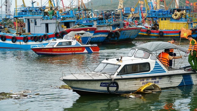 Gia Lai: Tăng kỹ năng lái xuồng cứu hộ cứu nạn cho cảnh sát giao thông- Ảnh 2. Gia Lai: Tăng kỹ năng lái xuồng cứu hộ cứu nạn cho cảnh sát giao thông- Ảnh 2.