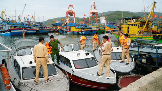 Gia Lai: Tăng kỹ năng lái xuồng cứu hộ cứu nạn cho cảnh sát giao thông- Ảnh 1. Gia Lai: Tăng kỹ năng lái xuồng cứu hộ cứu nạn cho cảnh sát giao thông- Ảnh 1.