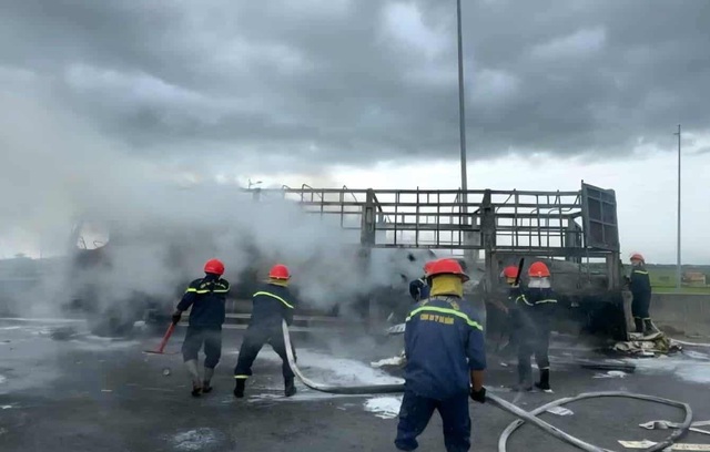 Xe tải bốc cháy dữ dội trên cao tốc, tài xế may mắn thoát nạn - Ảnh 1. Xe tải bốc cháy dữ dội trên cao tốc, tài xế may mắn thoát nạn - Ảnh 1.