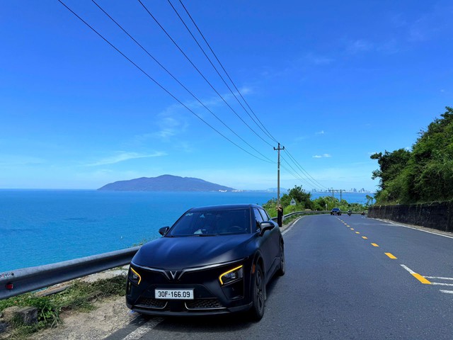 Thầy dạy lái xe bằng VinFast VF 7 chạy 55.000 km sau 9 tháng: “Tiết kiệm 150 triệu đồng/năm, học viên khen sướng hơn xe xăng” - Ảnh 2.