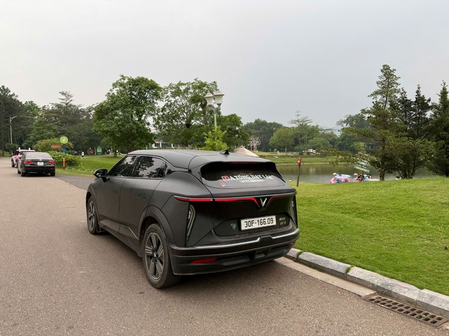 Thầy dạy lái xe bằng VinFast VF 7 chạy 55.000 km sau 9 tháng: “Tiết kiệm 150 triệu đồng/năm, học viên khen sướng hơn xe xăng” - Ảnh 3.