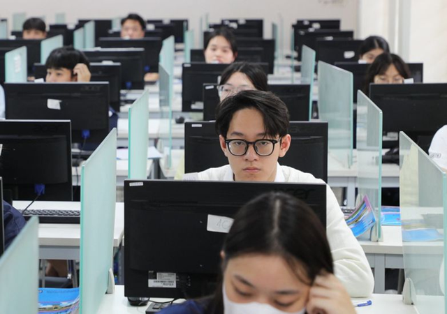 Bản tin 24/10: Tổ chức thử nghiệm câu hỏi thi trên máy tính với quy mô 100.000 thí sinh trong năm 2026 - Ảnh 1.