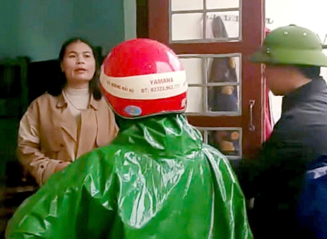 Nữ hiệu phó đến phòng làm việc khi đang bị đình chỉ, phụ huynh và học sinh phản ứng dữ dội - Ảnh 1.