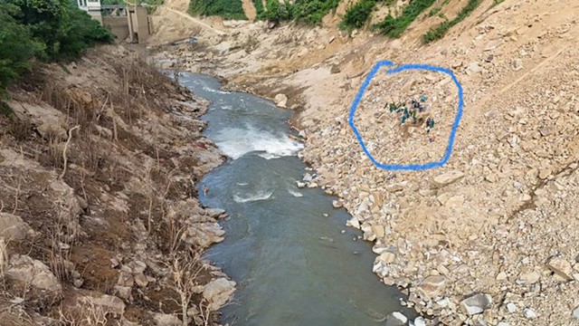 Vụ xe bán tải bị vùi lấp tại Lào Cai: Tìm thấy thi thể nạn nhân cuối cùng- Ảnh 1. Vụ xe bán tải bị vùi lấp tại Lào Cai: Tìm thấy thi thể nạn nhân cuối cùng- Ảnh 1.