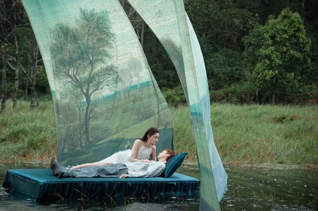 Ca sĩ Bích Phương khoe lưng trần khiến người khán giả đứng ngồi không yên - Ảnh 3.