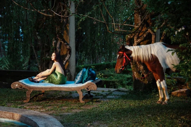 Ca sĩ Bích Phương khoe lưng trần khiến người khán giả đứng ngồi không yên - Ảnh 2.