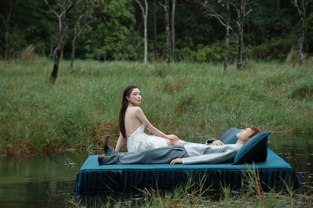 Ca sĩ Bích Phương khoe lưng trần khiến người khán giả đứng ngồi không yên - Ảnh 4.