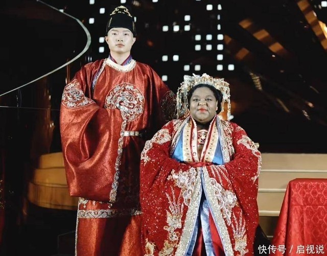 Chàng trai 27 tuổi cưới mẹ đơn thân 47 tuổi, bố mẹ có phản ứng "lạ"- Ảnh 4. Chàng trai 27 tuổi cưới mẹ đơn thân 47 tuổi, bố mẹ có phản ứng "lạ"- Ảnh 4.