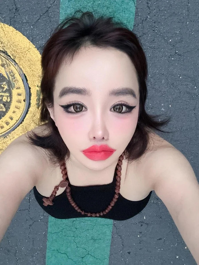 Nữ ca sĩ hàng đầu showbiz gây sốc với gương mặt biến dạng- Ảnh 5. Nữ ca sĩ hàng đầu showbiz gây sốc với gương mặt biến dạng- Ảnh 5.