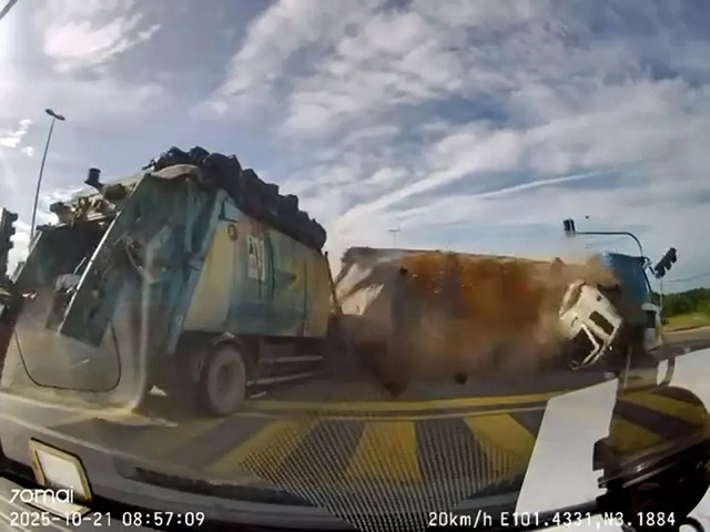 Xe ben mất lái, đâm trúng nhiều phương tiện ở giữa ngã tư - Ảnh 1.