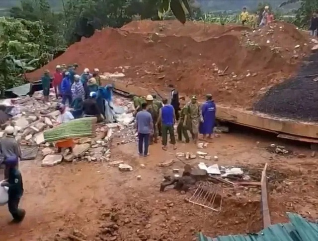 Tường nhà đang xây đổ sập vào nhà hàng xóm, hai cha con tử vong, 3 người bị thương- Ảnh 1. Tường nhà đang xây đổ sập vào nhà hàng xóm, hai cha con tử vong, 3 người bị thương- Ảnh 1.