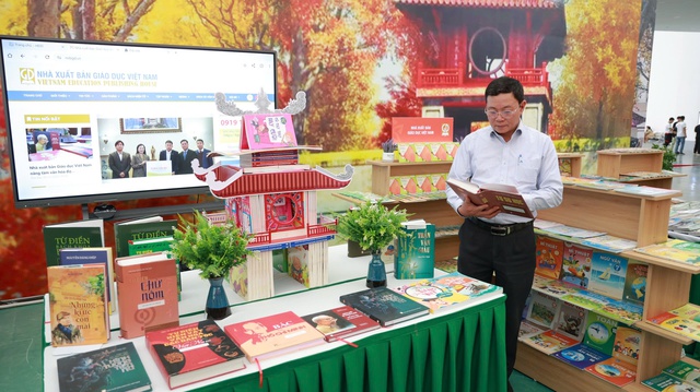 Nhà xuất bản giáo dục Việt Nam tham gia Hội chợ Mùa thu 2025- Ảnh 2. Nhà xuất bản giáo dục Việt Nam tham gia Hội chợ Mùa thu 2025- Ảnh 2.
