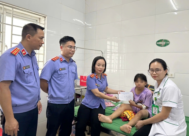Vụ bé gái lớp 5 bị cha dượng bạo hành: Quyết định bất ngờ của người mẹ- Ảnh 1. Vụ bé gái lớp 5 bị cha dượng bạo hành: Quyết định bất ngờ của người mẹ- Ảnh 1.