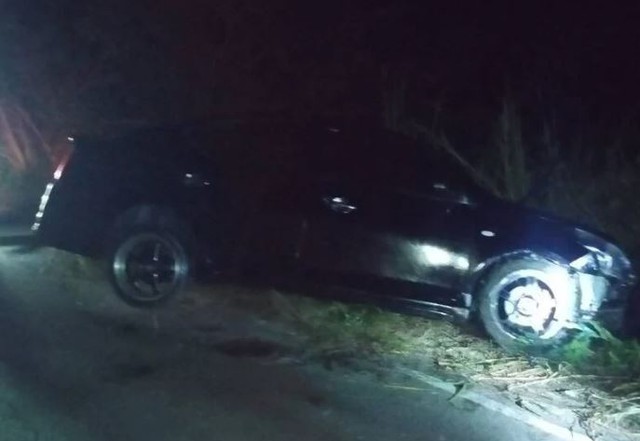 Xe ô tô lao xuống kênh, 4 người tử vong- Ảnh 2. Xe ô tô lao xuống kênh, 4 người tử vong- Ảnh 2.