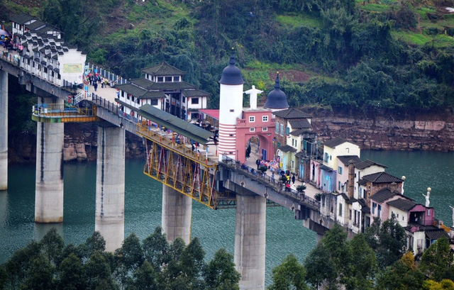 Bí ẩn ngôi làng kỳ lạ trên cầu, du khách đến trải nghiệm "du hành xuyên không gian" - Ảnh 1.