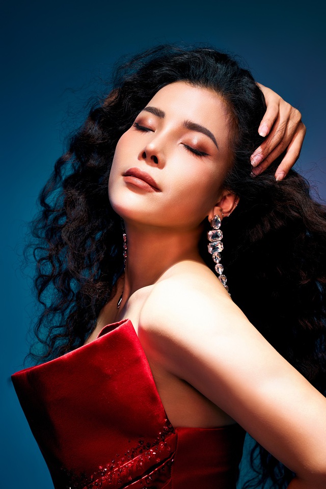 Hai thập kỷ ca hát, Phương Nhung viết lại thanh xuân bằng giai điệu - Ảnh 1.