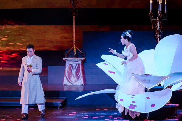 Khán giả Hà Nội đắm chìm trong bản tình ca bi tráng La Traviata - Ảnh 3.