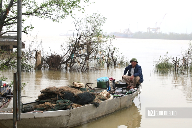 Cặp vợ chồng giành giật sự sống cho hơn 50 người "chán sống" ở cầu Bến Thuỷ- Ảnh 2. Cặp vợ chồng giành giật sự sống cho hơn 50 người "chán sống" ở cầu Bến Thuỷ- Ảnh 2.