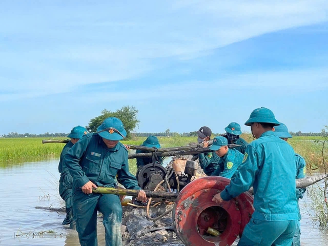 Tây Ninh khi lũ tràn đồng, tình quân dân lại dâng cao hơn con nước- Ảnh 7. Tây Ninh khi lũ tràn đồng, tình quân dân lại dâng cao hơn con nước- Ảnh 7.