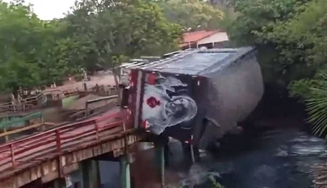 Sập cầu khiến xe tải rơi xuống sông, tài xế thoát chết - Ảnh 1.
