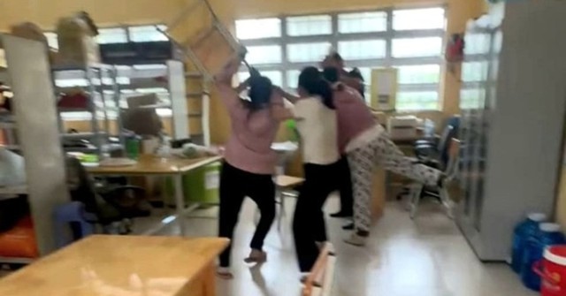 Tây Ninh: Phụ huynh xông vào trường hành hung thầy giáo nghi có “quan hệ không trong sáng” với nữ sinh. - Ảnh 1.